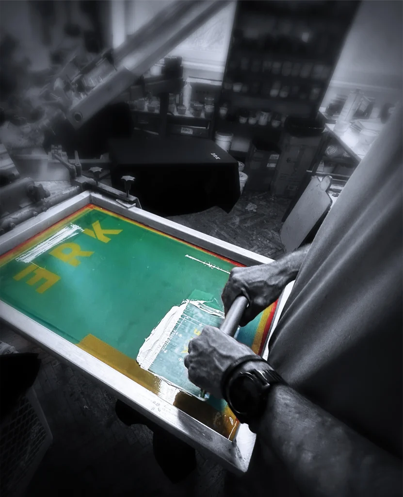 Detail ručního sítotisku při nanášení barvy na textil